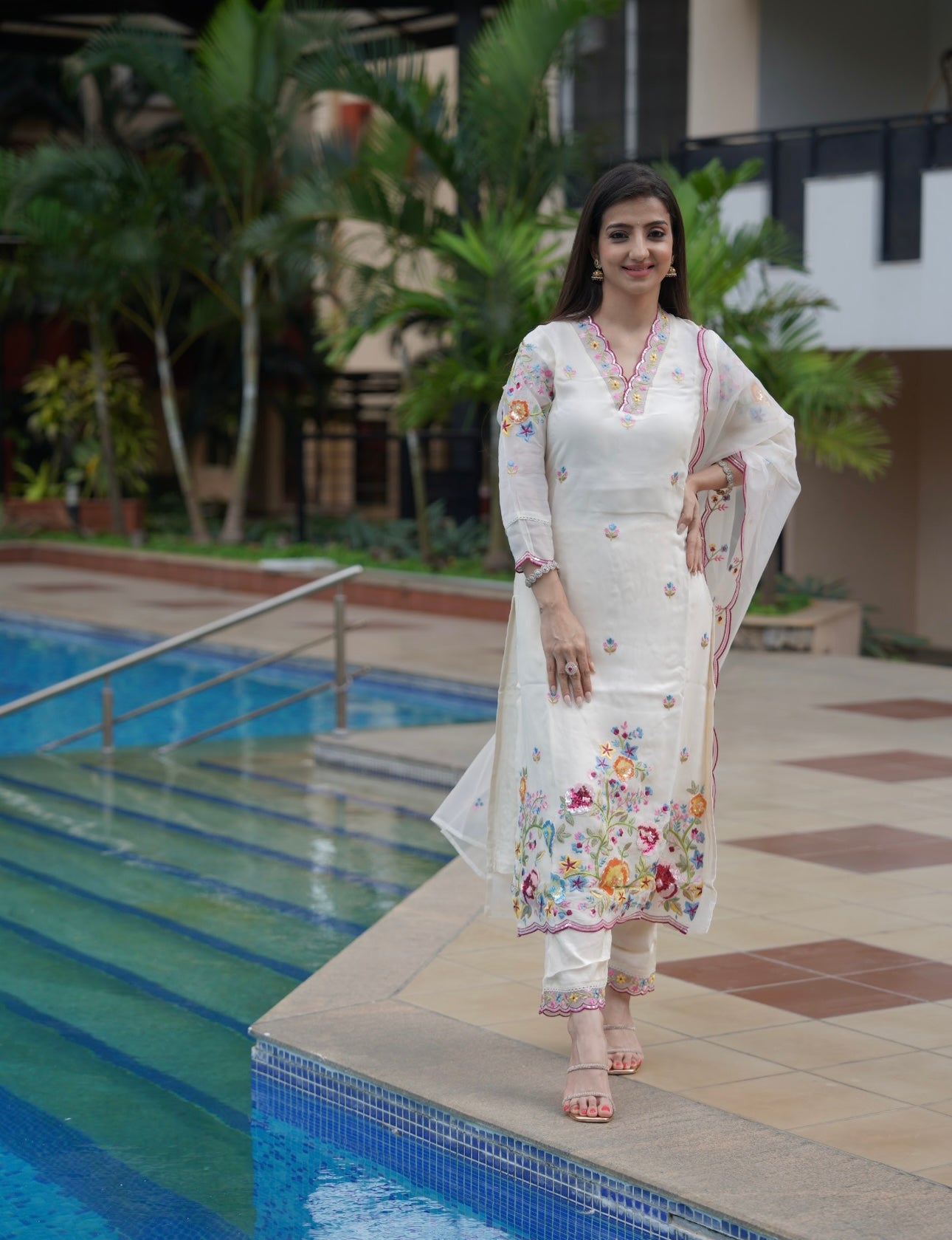 Off white Embroidered Kurta Set with Floral Motifs & Dupatta