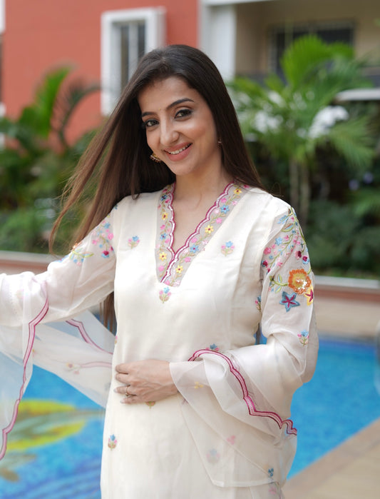 Off white Embroidered Kurta Set with Floral Motifs & Dupatta