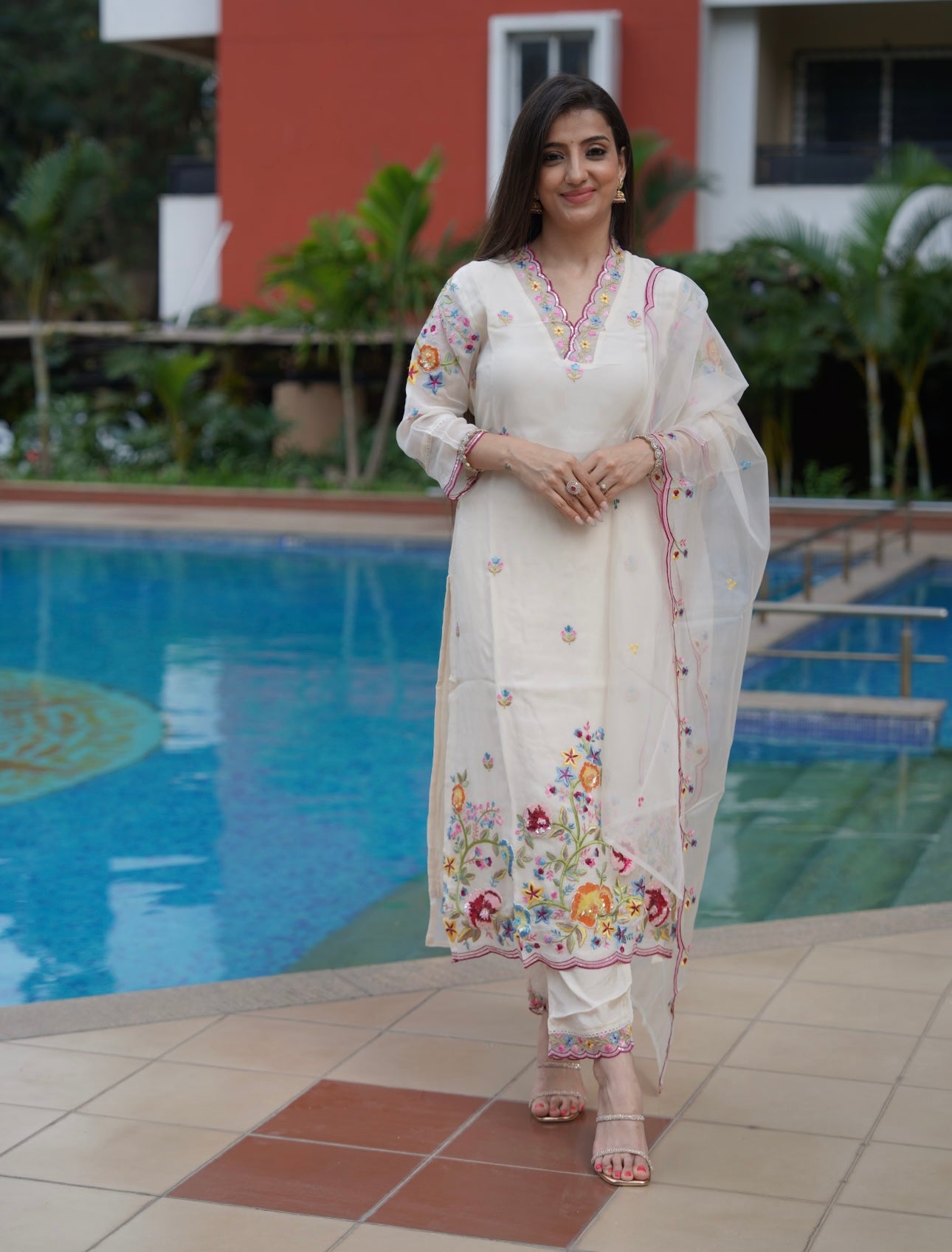 Off white Embroidered Kurta Set with Floral Motifs & Dupatta