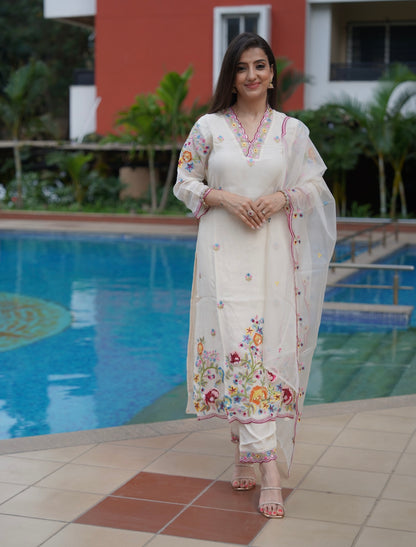 Off white Embroidered Kurta Set with Floral Motifs & Dupatta