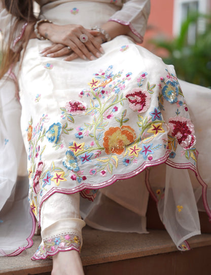 Off white Embroidered Kurta Set with Floral Motifs & Dupatta